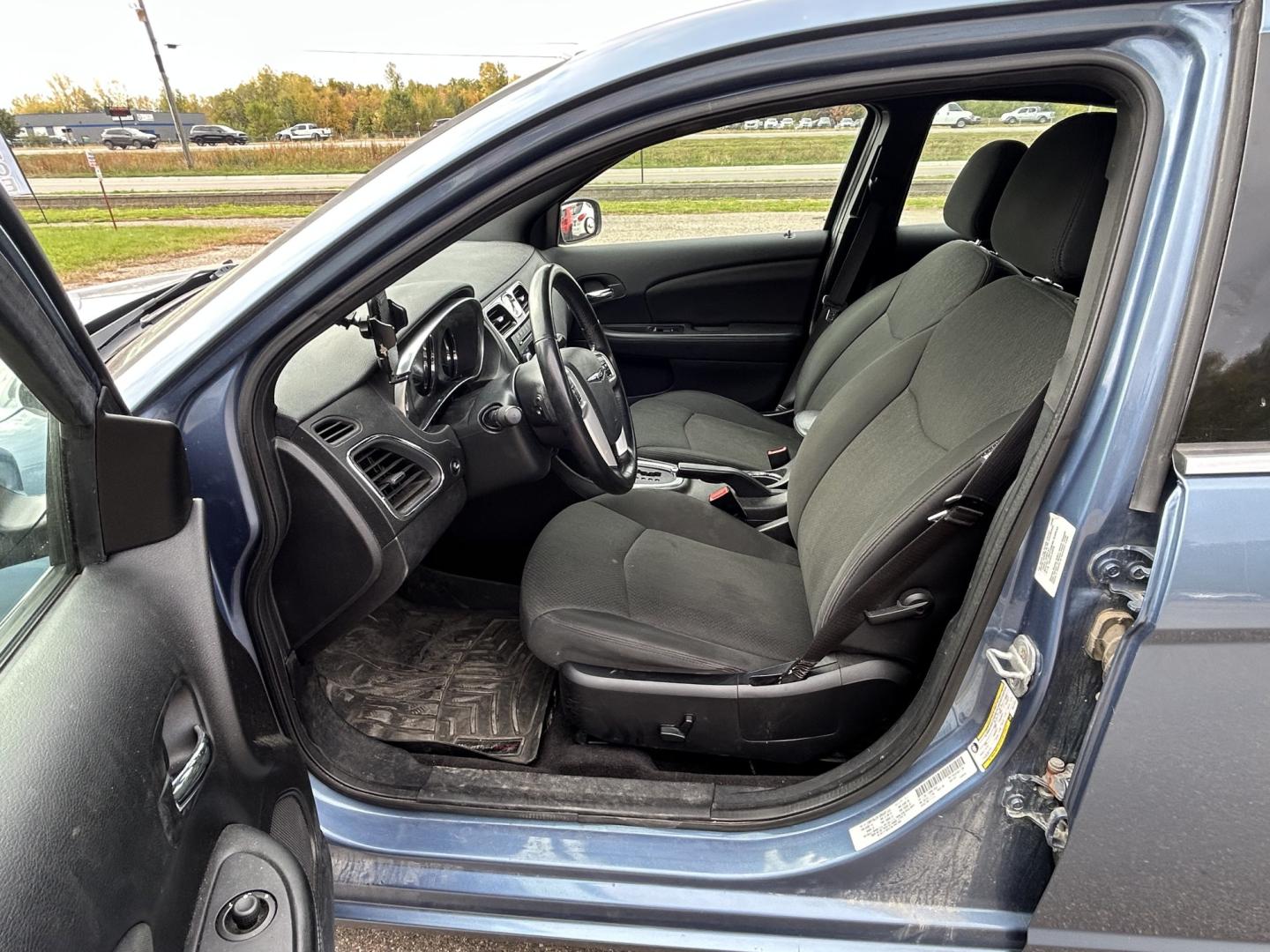 2011 Chrysler 200 Touring (1C3BC1FB3BN) with an 2.4L L4 DOHC 16V engine, 6-Speed Automatic transmission, located at 17255 hwy 65 NE, Ham Lake, MN, 55304, 0.000000, 0.000000- Photo#9