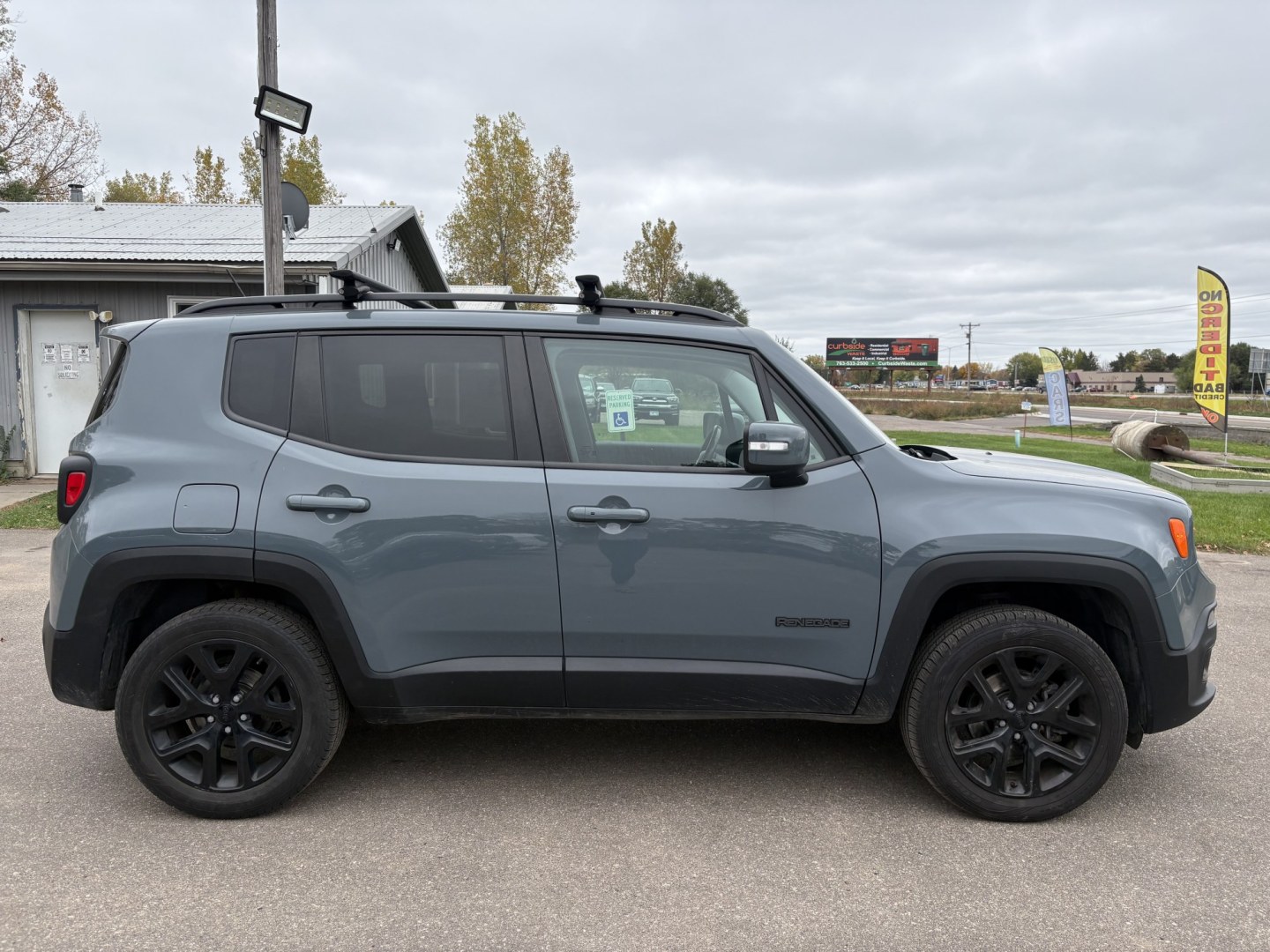 2017 Jeep Renegade Latitude 4WD (ZACCJBBB8HP) with an 2.4L L4 DOHC 16V engine, 6M transmission, located at 17255 hwy 65 NE, Ham Lake, MN, 55304, 0.000000, 0.000000- Photo#5