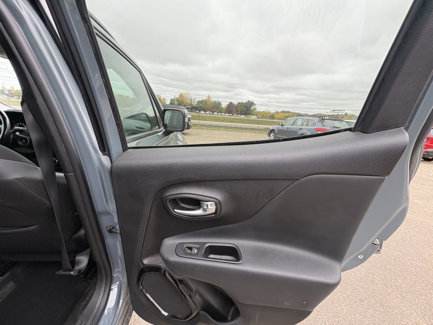 2017 Jeep Renegade Latitude 4WD (ZACCJBBB8HP) with an 2.4L L4 DOHC 16V engine, 6M transmission, located at 17255 hwy 65 NE, Ham Lake, MN, 55304, 0.000000, 0.000000- Photo#12