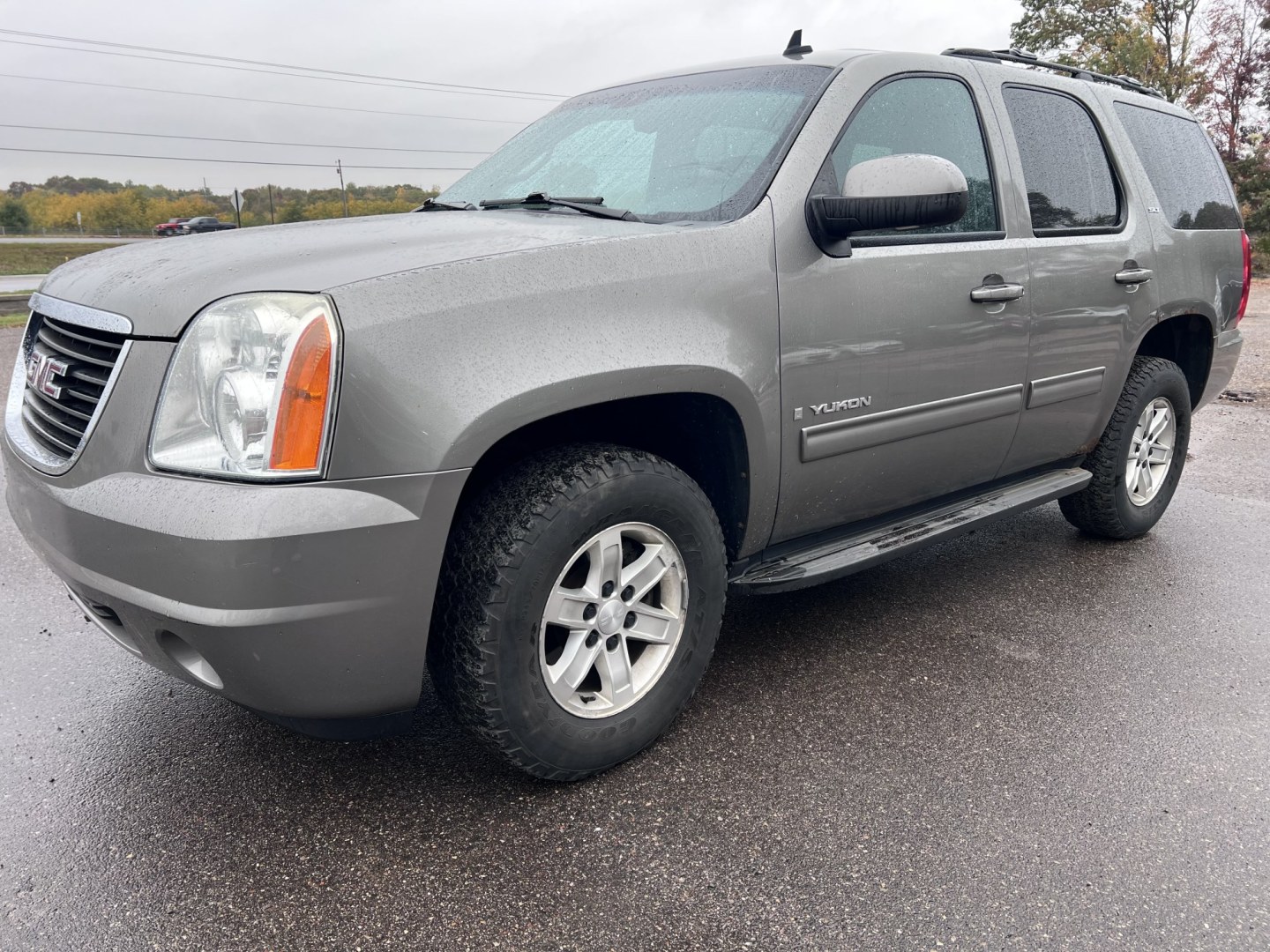 2009 GMC Yukon SLT-1 4WD (1GKFK33049R) with an 5.3L V8 OHV 16V FFV engine, 4A transmission, located at 17255 hwy 65 NE, Ham Lake, MN, 55304, 0.000000, 0.000000- Photo#0