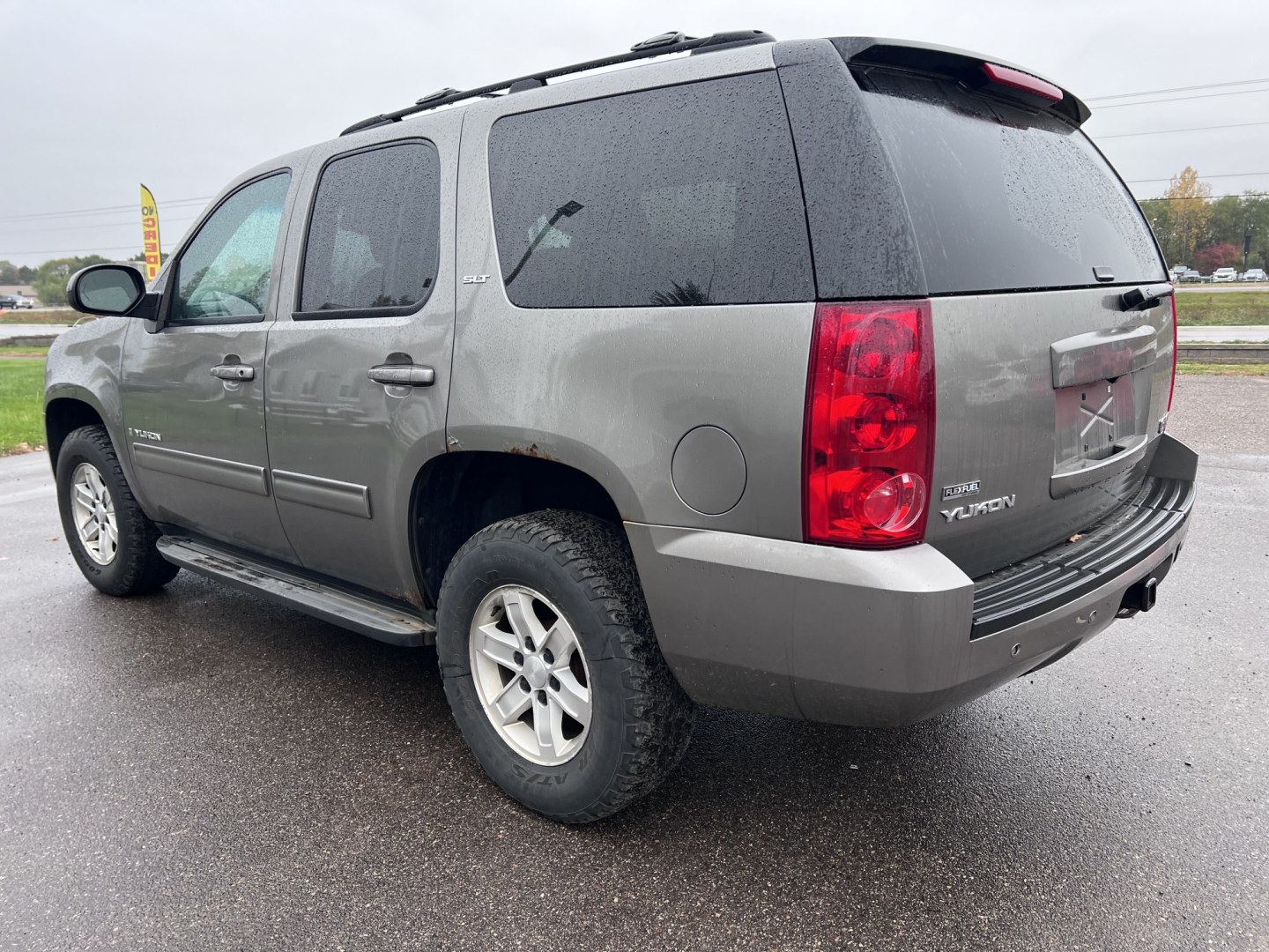 2009 GMC Yukon SLT-1 4WD (1GKFK33049R) with an 5.3L V8 OHV 16V FFV engine, 4A transmission, located at 17255 hwy 65 NE, Ham Lake, MN, 55304, 0.000000, 0.000000- Photo#6