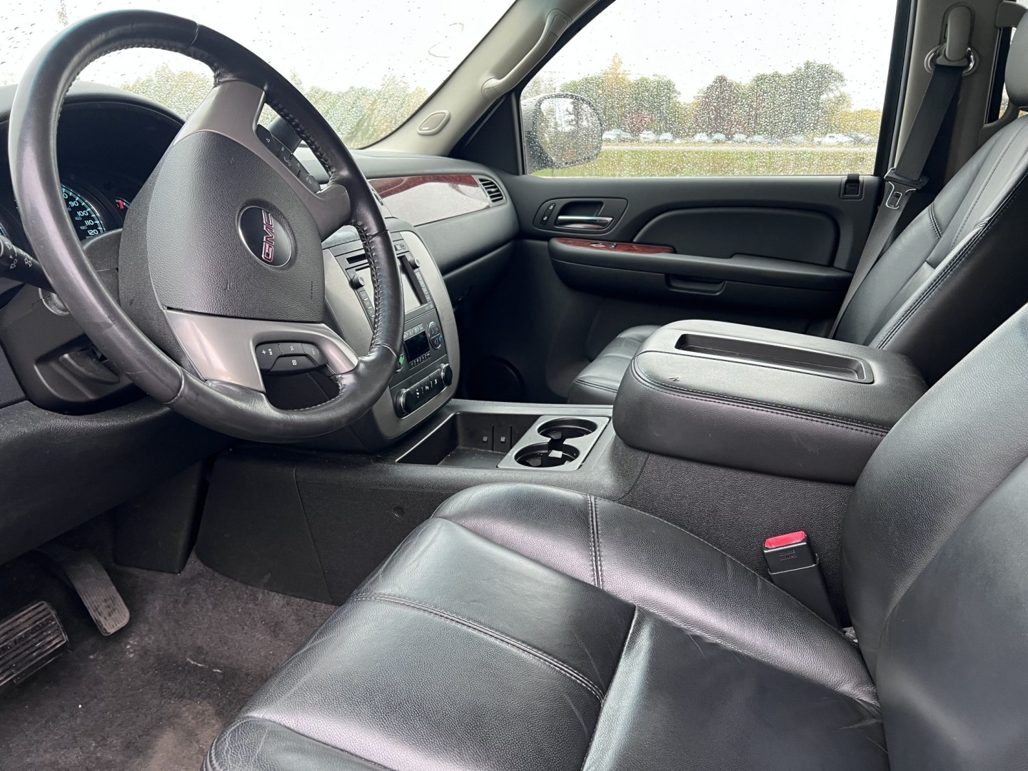 2009 GMC Yukon SLT-1 4WD (1GKFK33049R) with an 5.3L V8 OHV 16V FFV engine, 4A transmission, located at 17255 hwy 65 NE, Ham Lake, MN, 55304, 0.000000, 0.000000- Photo#9