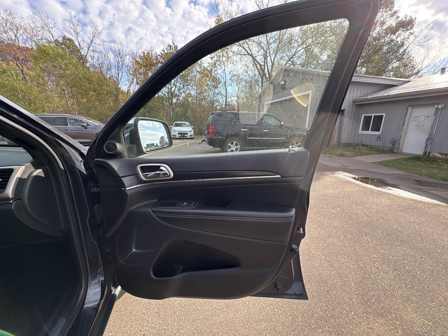 2014 Jeep Grand Cherokee Limited 4WD (1C4RJFBG4EC) with an 3.6L V6 DOHC 24V engine, 5-Speed Automatic transmission, located at 17255 hwy 65 NE, Ham Lake, MN, 55304, 0.000000, 0.000000- Photo#14