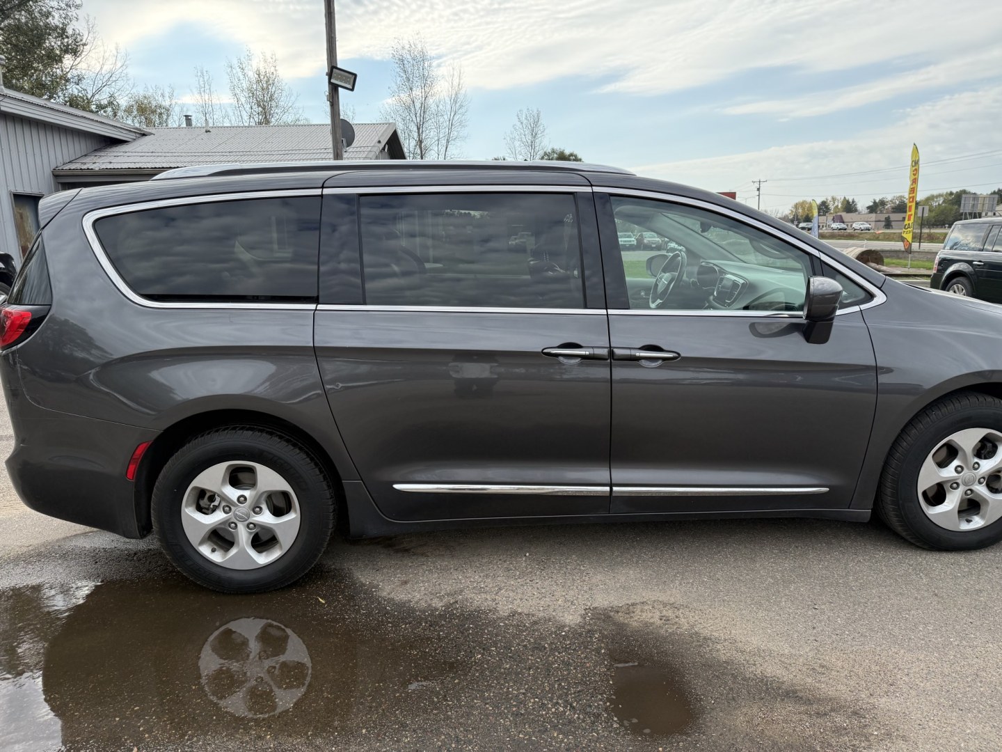 2017 Chrysler Pacifica Touring-L Plus (2C4RC1EG9HR) with an 3.6L V6 DOHC 24V engine, 9A transmission, located at 17255 hwy 65 NE, Ham Lake, MN, 55304, 0.000000, 0.000000- Photo#5