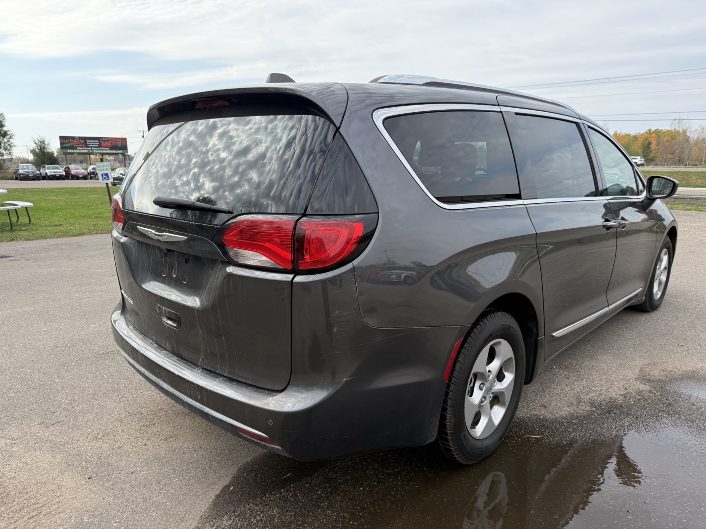 2017 Chrysler Pacifica Touring-L Plus (2C4RC1EG9HR) with an 3.6L V6 DOHC 24V engine, 9A transmission, located at 17255 hwy 65 NE, Ham Lake, MN, 55304, 0.000000, 0.000000- Photo#4