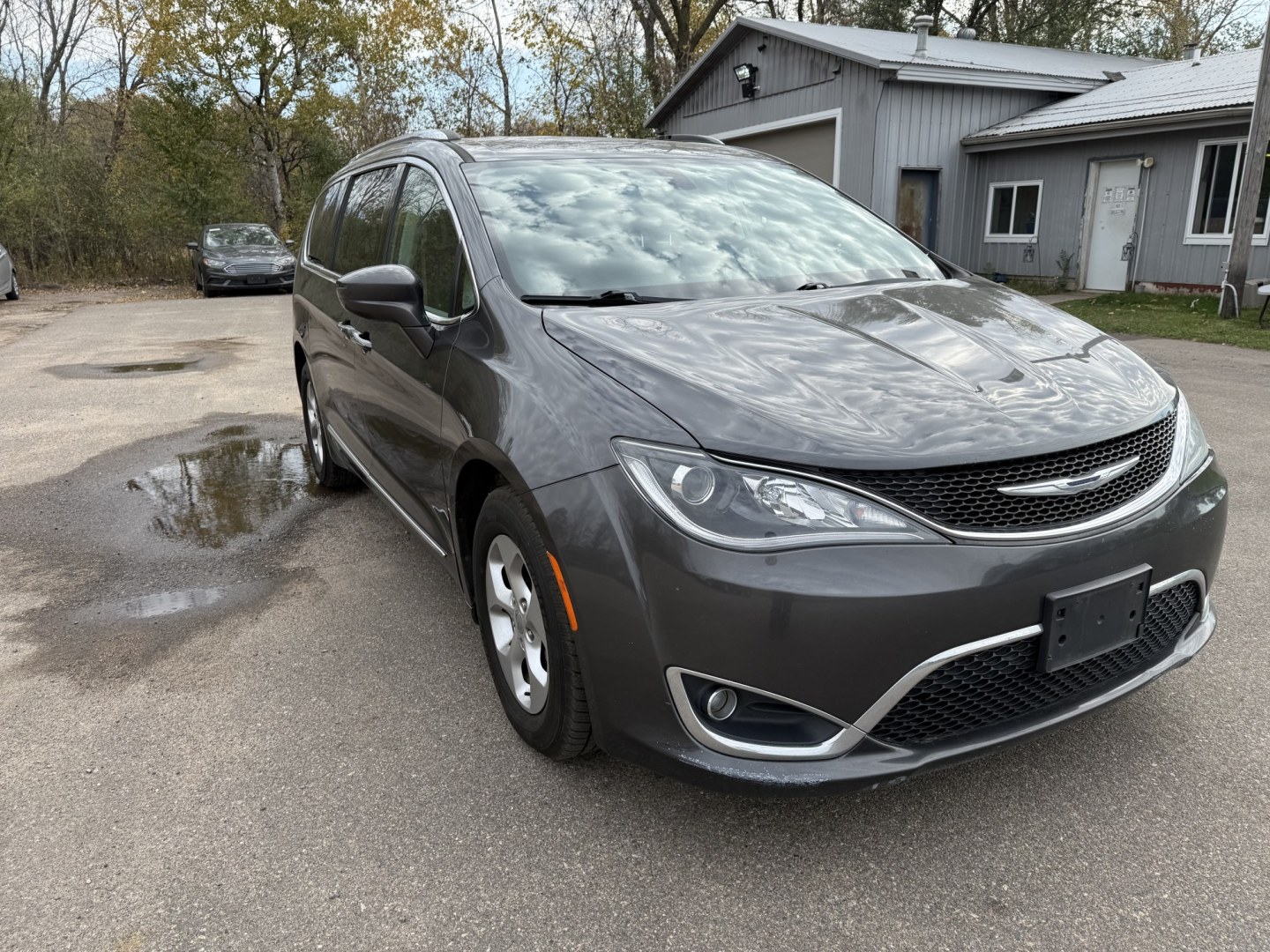 2017 Chrysler Pacifica Touring-L Plus (2C4RC1EG9HR) with an 3.6L V6 DOHC 24V engine, 9A transmission, located at 17255 hwy 65 NE, Ham Lake, MN, 55304, 0.000000, 0.000000- Photo#6