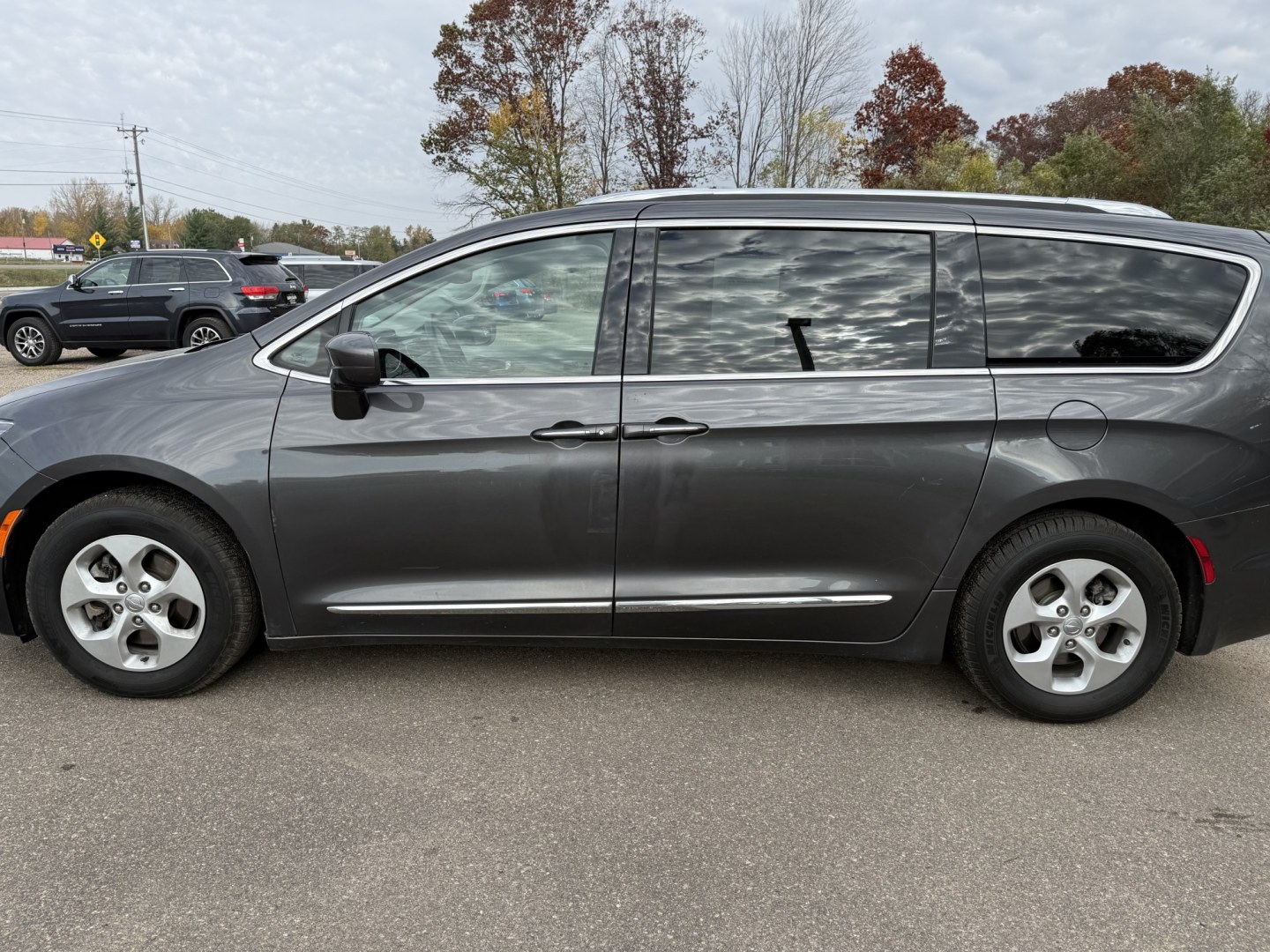 2017 Chrysler Pacifica Touring-L Plus (2C4RC1EG9HR) with an 3.6L V6 DOHC 24V engine, 9A transmission, located at 17255 hwy 65 NE, Ham Lake, MN, 55304, 0.000000, 0.000000- Photo#1