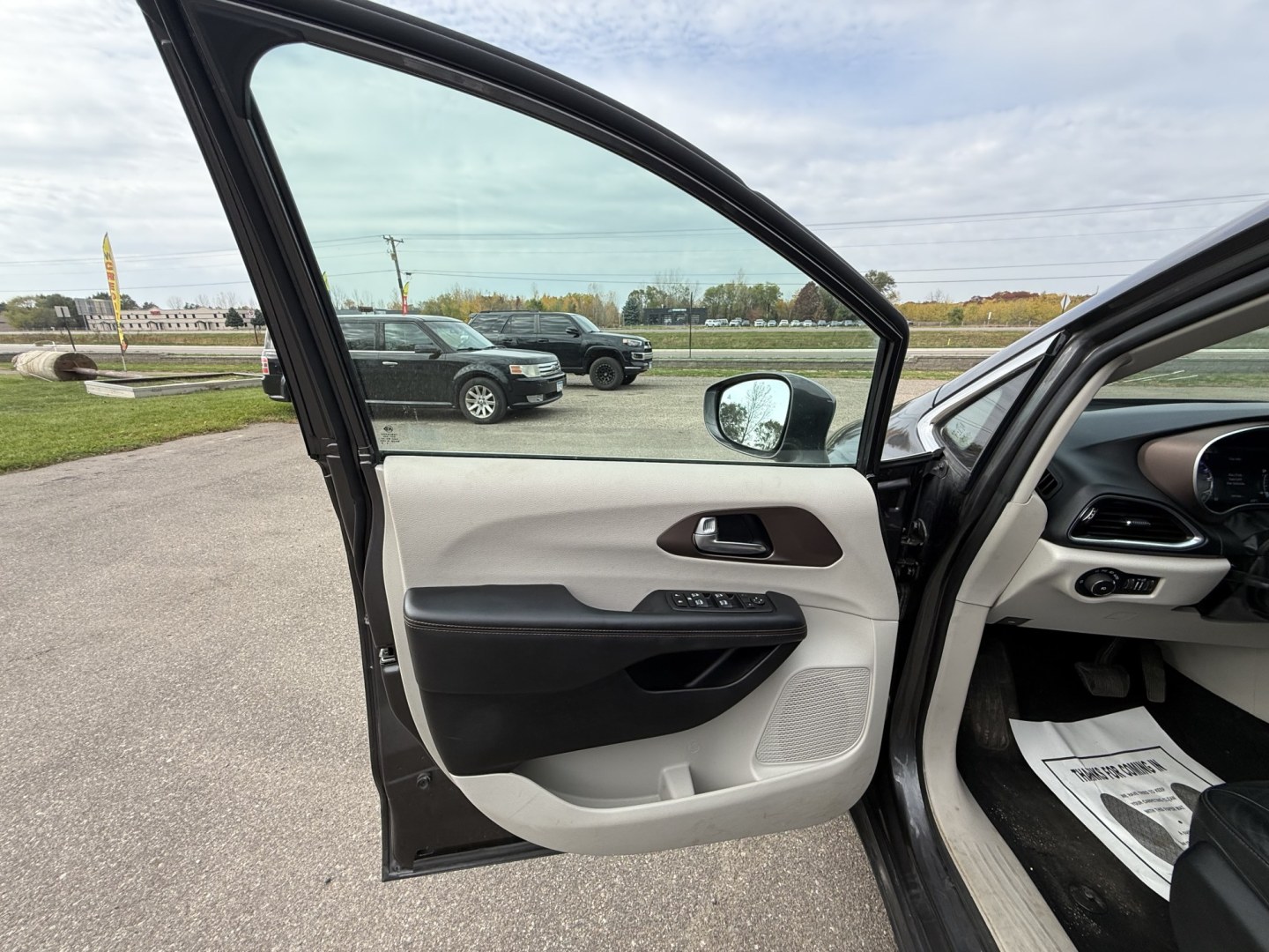 2017 Chrysler Pacifica Touring-L Plus (2C4RC1EG9HR) with an 3.6L V6 DOHC 24V engine, 9A transmission, located at 17255 hwy 65 NE, Ham Lake, MN, 55304, 0.000000, 0.000000- Photo#8