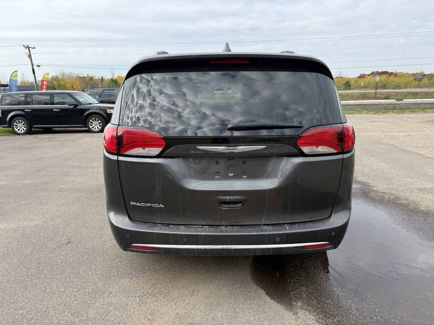 2017 Chrysler Pacifica Touring-L Plus (2C4RC1EG9HR) with an 3.6L V6 DOHC 24V engine, 9A transmission, located at 17255 hwy 65 NE, Ham Lake, MN, 55304, 0.000000, 0.000000- Photo#3