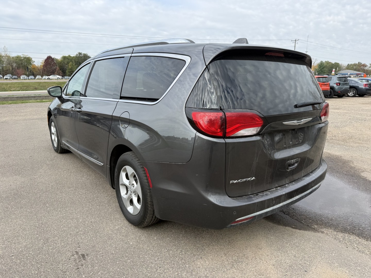 2017 Chrysler Pacifica Touring-L Plus (2C4RC1EG9HR) with an 3.6L V6 DOHC 24V engine, 9A transmission, located at 17255 hwy 65 NE, Ham Lake, MN, 55304, 0.000000, 0.000000- Photo#2