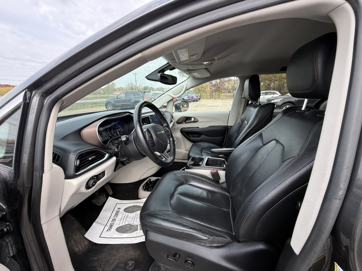 2017 Chrysler Pacifica Touring-L Plus (2C4RC1EG9HR) with an 3.6L V6 DOHC 24V engine, 9A transmission, located at 17255 hwy 65 NE, Ham Lake, MN, 55304, 0.000000, 0.000000- Photo#9