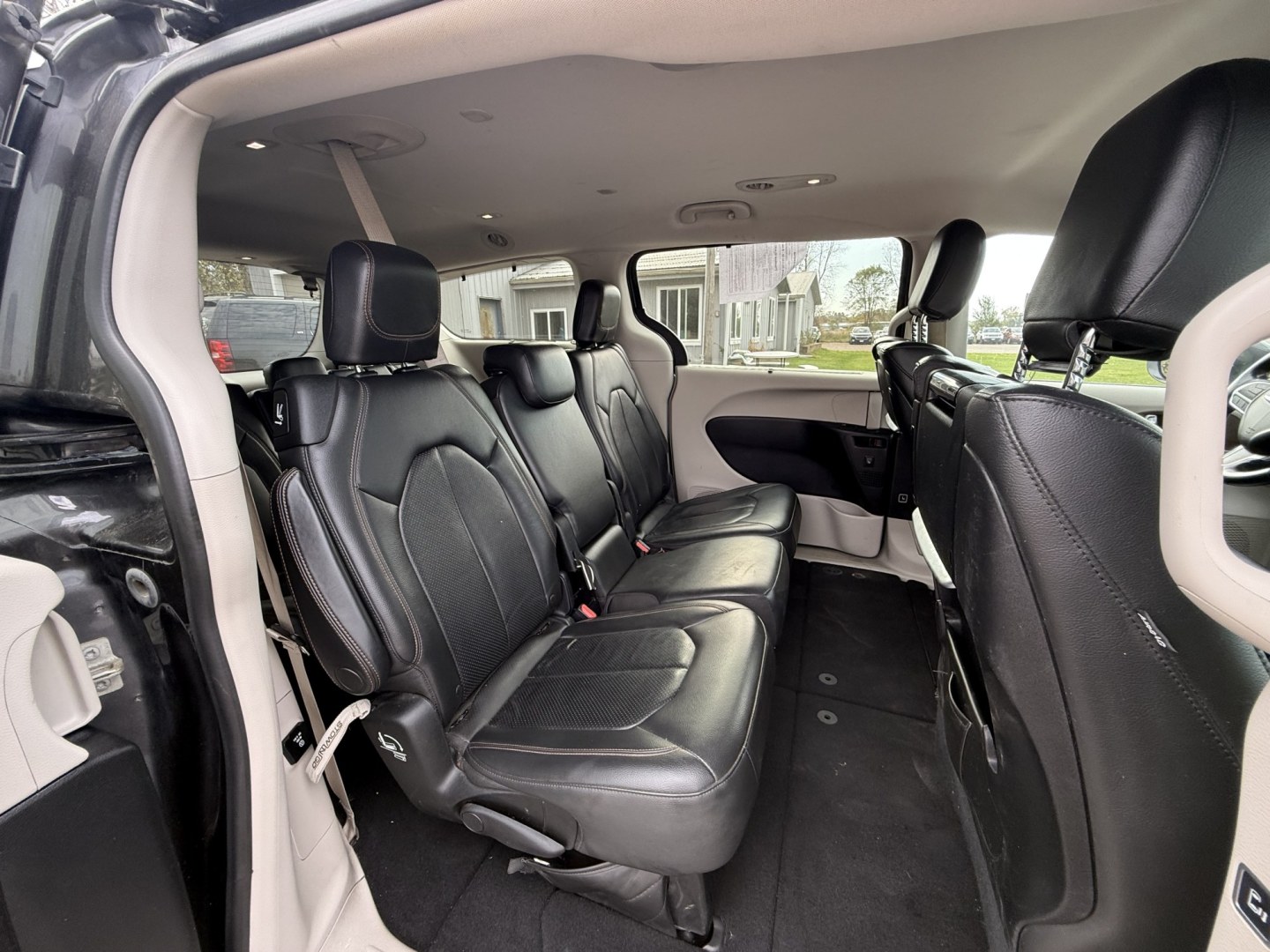 2017 Chrysler Pacifica Touring-L Plus (2C4RC1EG9HR) with an 3.6L V6 DOHC 24V engine, 9A transmission, located at 17255 hwy 65 NE, Ham Lake, MN, 55304, 0.000000, 0.000000- Photo#11