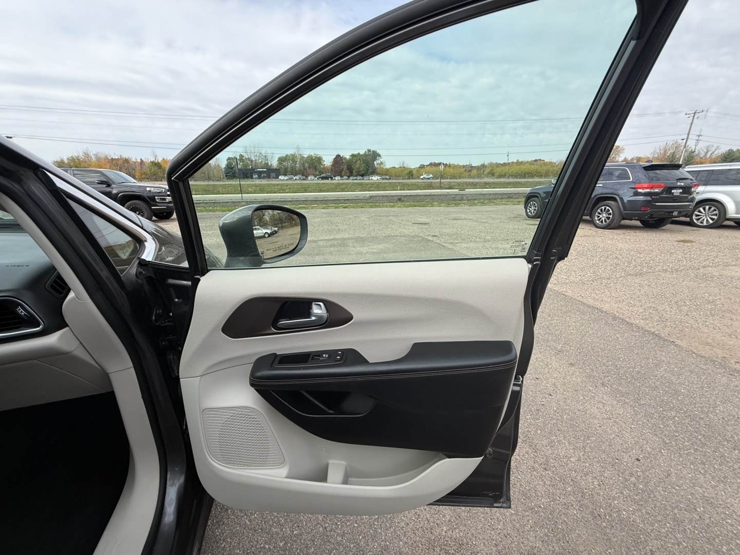 2017 Chrysler Pacifica Touring-L Plus (2C4RC1EG9HR) with an 3.6L V6 DOHC 24V engine, 9A transmission, located at 17255 hwy 65 NE, Ham Lake, MN, 55304, 0.000000, 0.000000- Photo#13