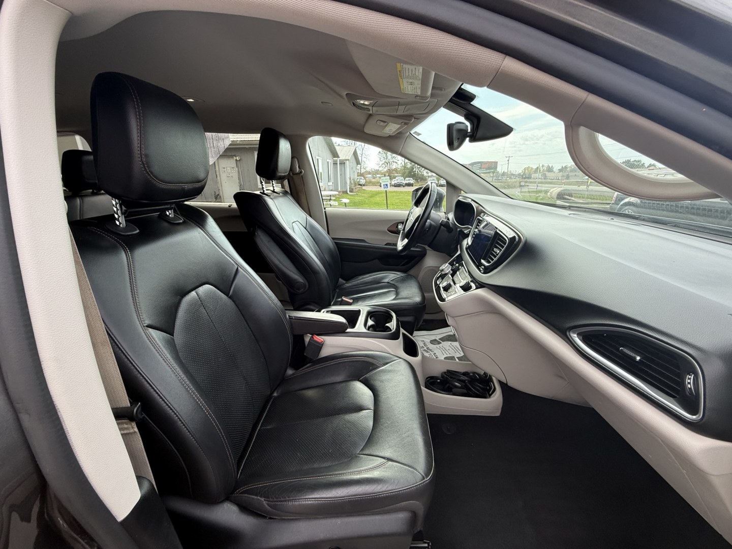2017 Chrysler Pacifica Touring-L Plus (2C4RC1EG9HR) with an 3.6L V6 DOHC 24V engine, 9A transmission, located at 17255 hwy 65 NE, Ham Lake, MN, 55304, 0.000000, 0.000000- Photo#14