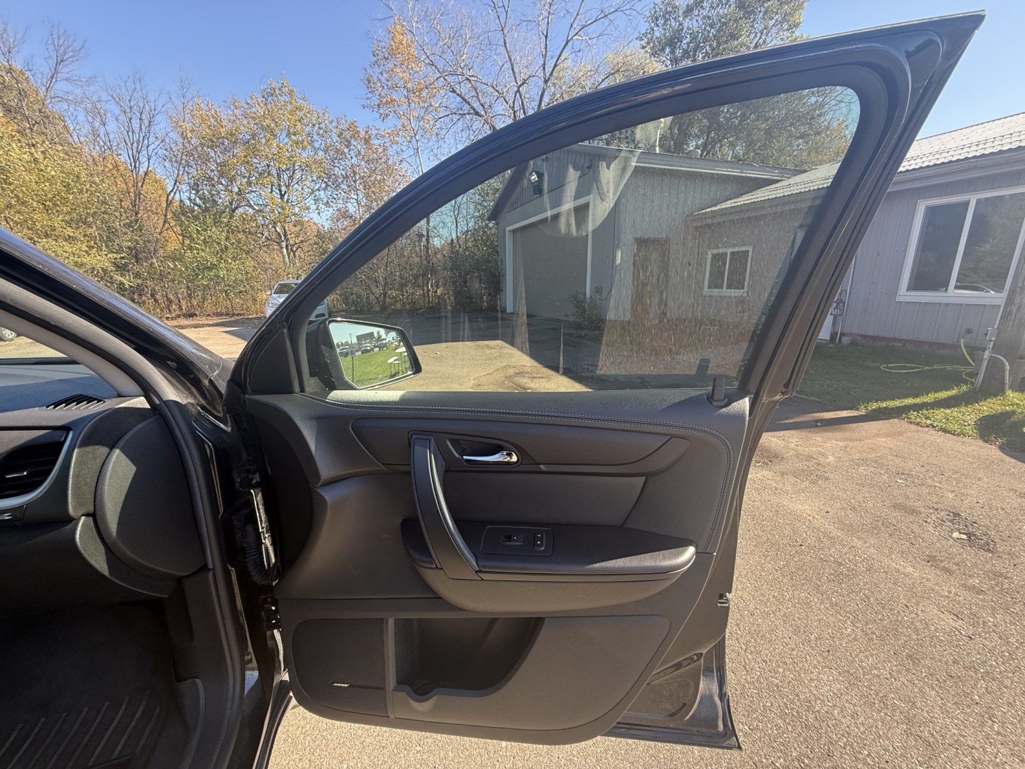2014 Chevrolet Traverse 2LT AWD (1GNKVHKD6EJ) with an 3.6L V6 DOHC 24V engine, 6-Speed Automatic transmission, located at 17255 hwy 65 NE, Ham Lake, MN, 55304, 0.000000, 0.000000- Photo#15