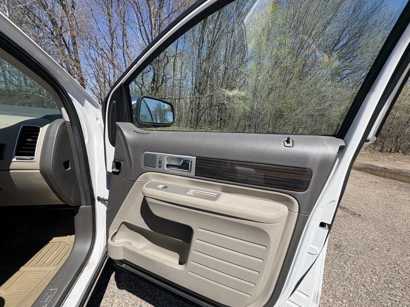 2010 White Lincoln MKX AWD (2LMDJ8JC3AB) with an 3.5L V6 DOHC 24V engine, 6-Speed Automatic transmission, located at 17255 hwy 65 NE, Ham Lake, MN, 55304, 0.000000, 0.000000 - Photo#14