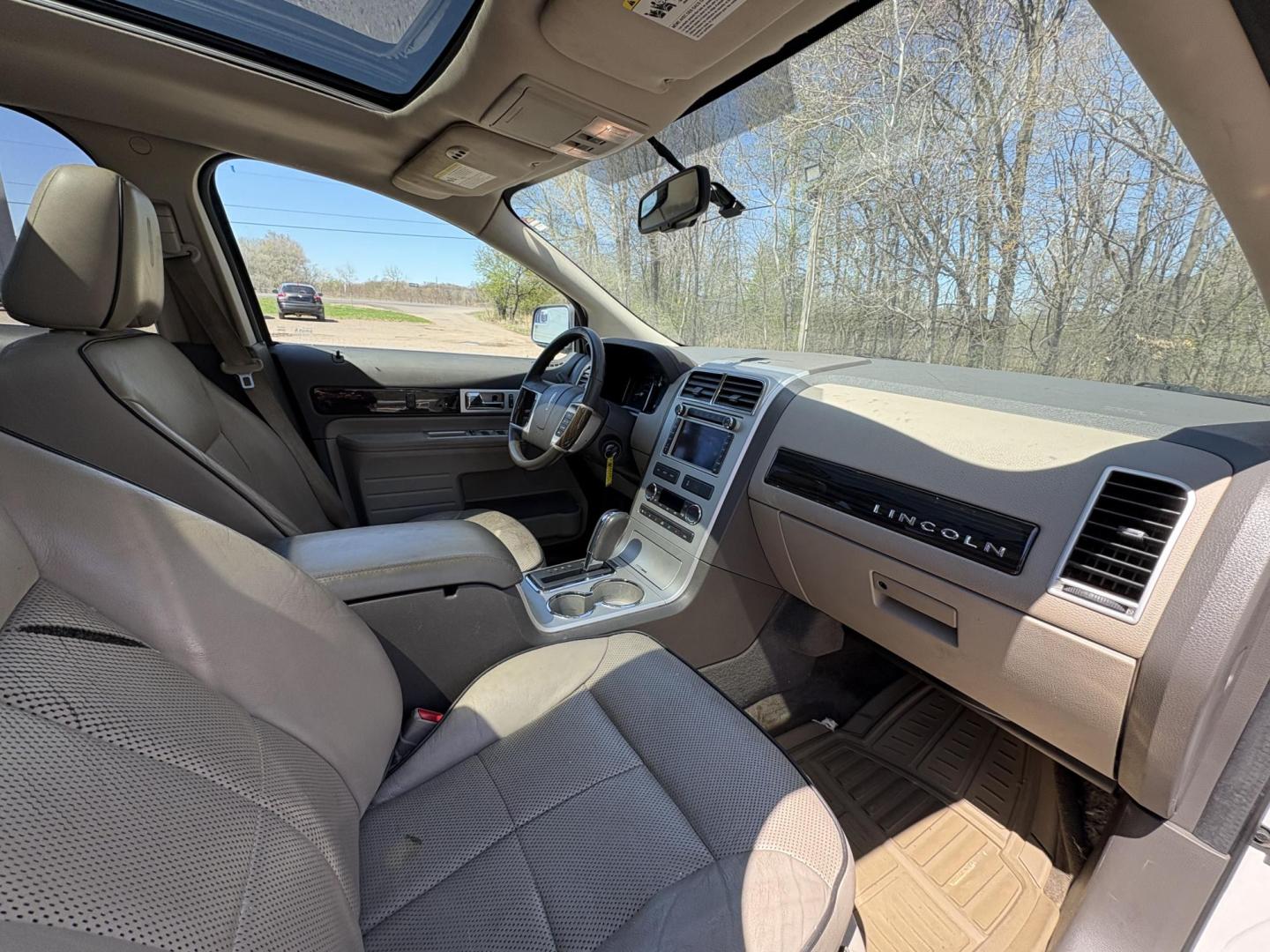 2010 White Lincoln MKX AWD (2LMDJ8JC3AB) with an 3.5L V6 DOHC 24V engine, 6-Speed Automatic transmission, located at 17255 hwy 65 NE, Ham Lake, MN, 55304, 0.000000, 0.000000 - Photo#15