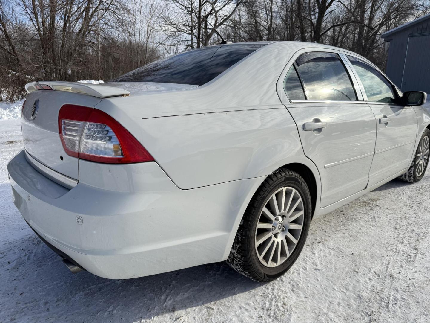 2009 White Mercury Milan V6 Premier (3MEHM08139R) with an 3.0L V6 DOHC 24V engine, 6-Speed Automatic transmission, located at 17255 hwy 65 NE, Ham Lake, MN, 55304, 0.000000, 0.000000 - Photo#4