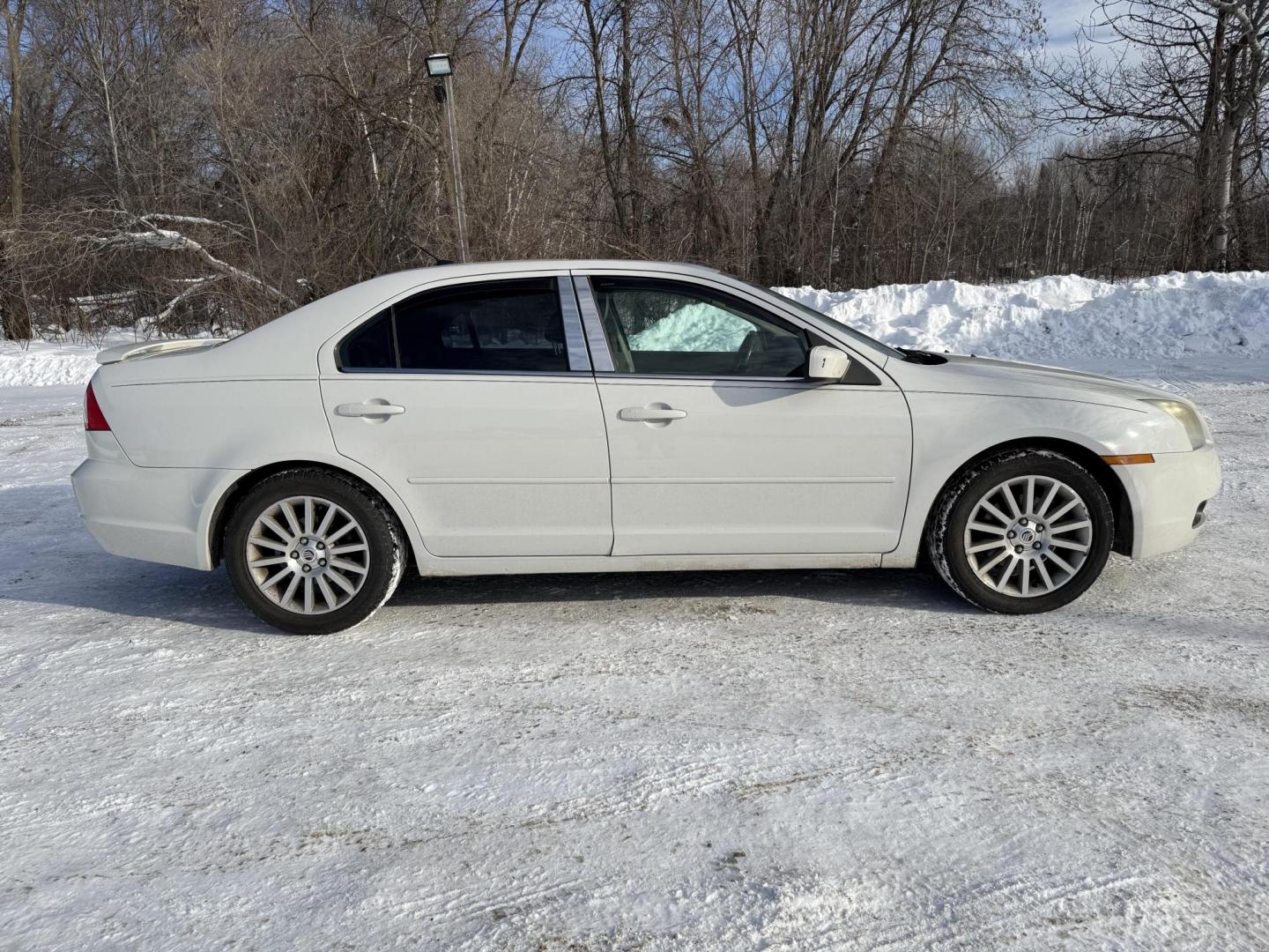 2009 White Mercury Milan V6 Premier (3MEHM08139R) with an 3.0L V6 DOHC 24V engine, 6-Speed Automatic transmission, located at 17255 hwy 65 NE, Ham Lake, MN, 55304, 0.000000, 0.000000 - Photo#5
