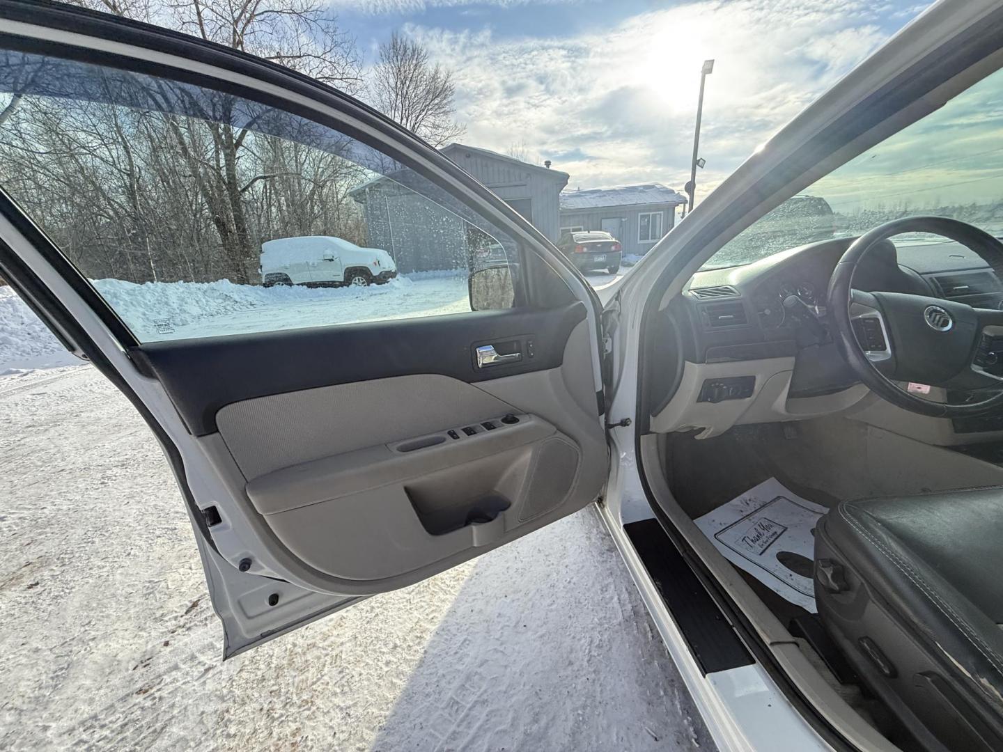 2009 White Mercury Milan V6 Premier (3MEHM08139R) with an 3.0L V6 DOHC 24V engine, 6-Speed Automatic transmission, located at 17255 hwy 65 NE, Ham Lake, MN, 55304, 0.000000, 0.000000 - Photo#8