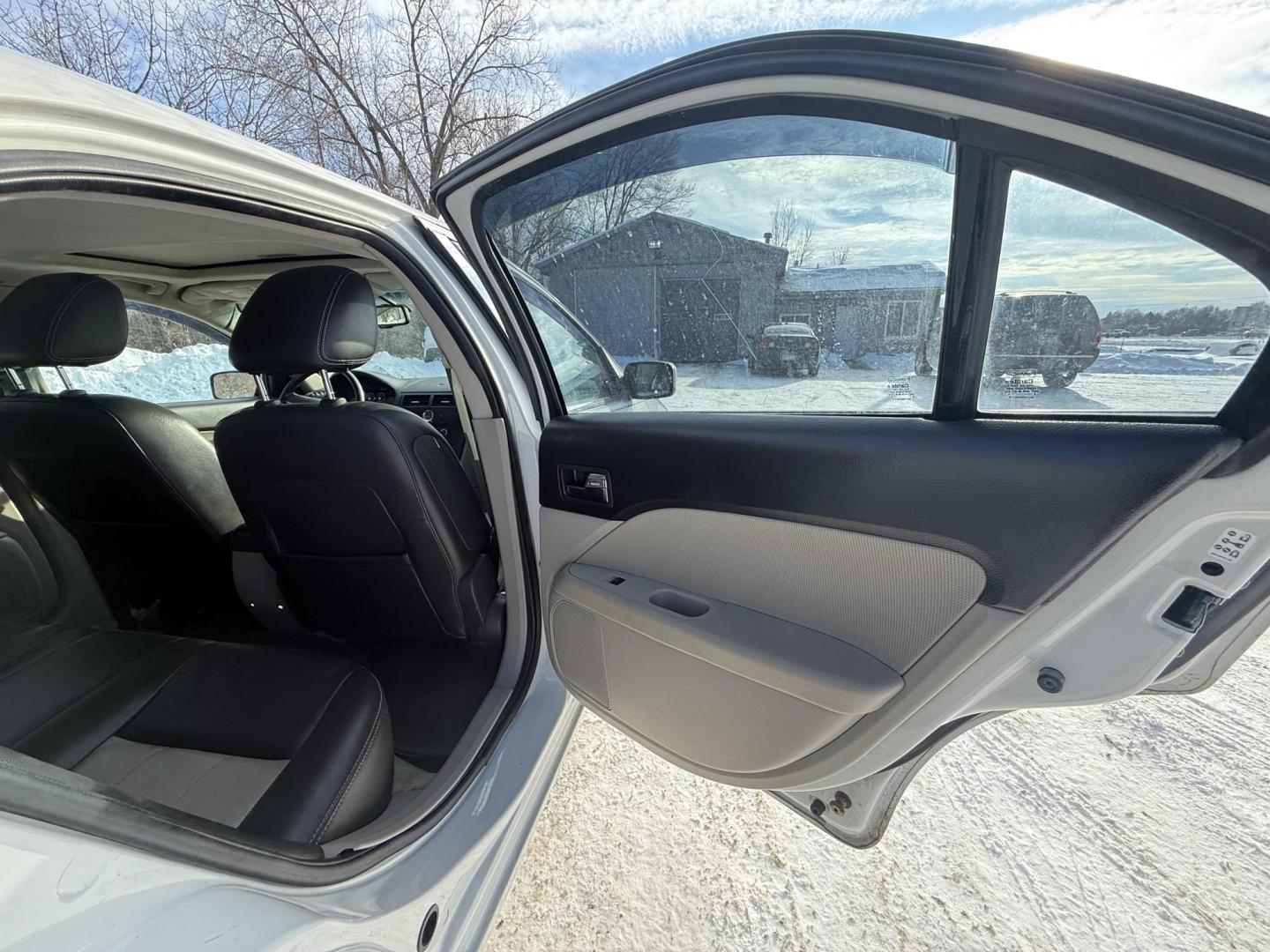 2009 White Mercury Milan V6 Premier (3MEHM08139R) with an 3.0L V6 DOHC 24V engine, 6-Speed Automatic transmission, located at 17255 hwy 65 NE, Ham Lake, MN, 55304, 0.000000, 0.000000 - Photo#12