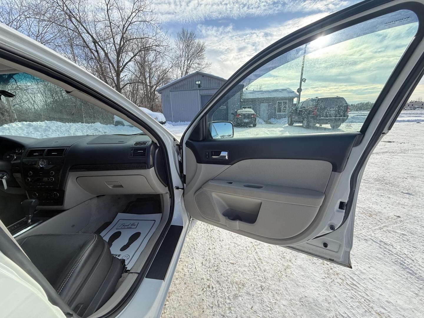 2009 White Mercury Milan V6 Premier (3MEHM08139R) with an 3.0L V6 DOHC 24V engine, 6-Speed Automatic transmission, located at 17255 hwy 65 NE, Ham Lake, MN, 55304, 0.000000, 0.000000 - Photo#14